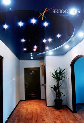 Многоуровневый потолок со вставками из черного глянца и точечными светильниками