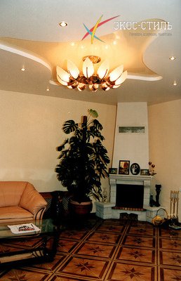 Матовый потолок с глянцевой вставкой оригинальной формы