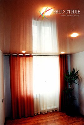 Глянцевый натяжной потолок со светильниками