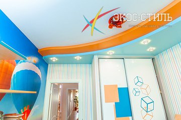 Разноцветный многоуровневый натяжной потолок для детской комнаты