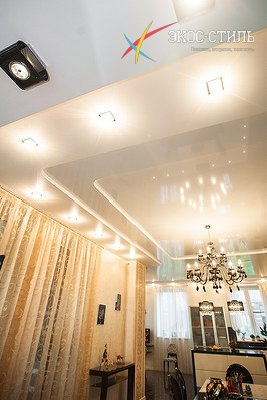Многоуровневый глянцевый потолок со встроенными светильниками