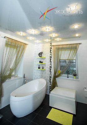 Глянцевый потолок с точечными светильниками в ванной комнате