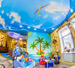 Натяжной потолок с фотопечатью для офиса туранентства с изображением яркого синего неба