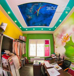 Многоуровневый цветной потолок с комбинированными фактурами в офисе Экос-Стиль