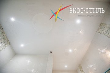 Натяжной потолок с подсветкой в ванной комнате