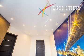 Многоуровневый потолок в коридоре с точечными светильниками